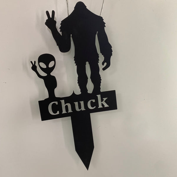 Personalized Bigfoot And Alien Metal Stake, Funny Bigfoot And Alien Garden Stake, Custom Name Alien And Bigfoot Say Hi Metal Yard Sign With Stake